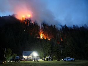 Kebakaran Hutan Ancam Permukiman di Kanada Kebakaran Hutan Ancam Permukiman di Kanada
