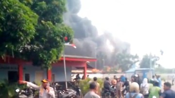 Kebakaran di Pool Bus Bekas Jakbar, Asap Hitam Tebal Membubung