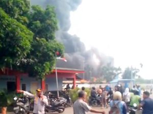 Kebakaran di Pool Bus Bekas Jakbar, Asap Hitam Tebal Membubung