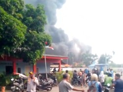 Kebakaran di Pool Bus Bekas Jakbar, Asap Hitam Tebal Membubung