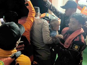 KM Alif Berkah 01 Kandas di Perairan Bokori, 352 Penumpang Berhasil Dievakuasi