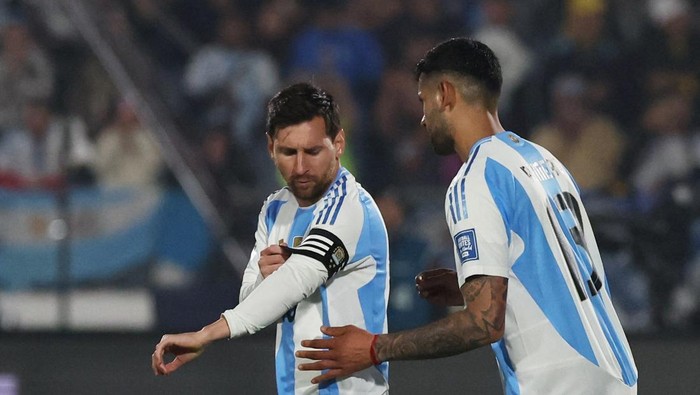 Soccer Football - World Cup - South American Qualifiers - Chile v Argentina - Estadio Nacional Julio Martinez Pradanos, Santiago, Chile - June 5, 2025 Argentinas Lionel Messi receives the captains armband from Cristian Romero during the match REUTERS/Pablo Sanhueza