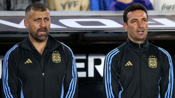 BUENOS AIRES, ARGENTINA - OCTOBER 15: (L-R) Walter Samuel, Assistant Coach of Argentina and Lionel Scaloni, Head Coach of Argentina sing the national anthem prior to the FIFA World Cup 2026 South American Qualifier match between Argentina and Bolivia at Estadio Más Monumental Antonio Vespucio Liberti on October 15, 2024 in Buenos Aires, Argentina. (Photo by Daniel Jayo/Getty Images)