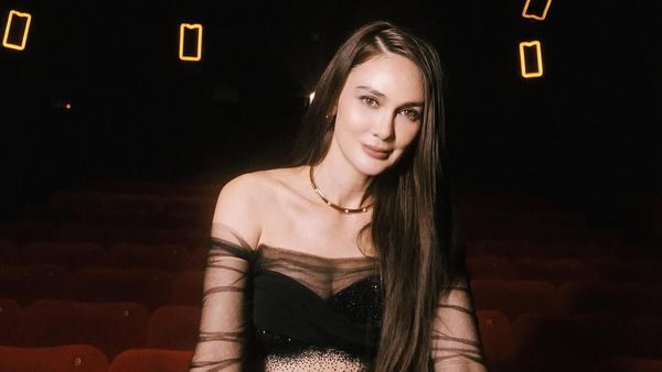 Luna Maya Memukau di Premiere Jalan Pulang, Aura Seksi-Femme Fatale Terpancar