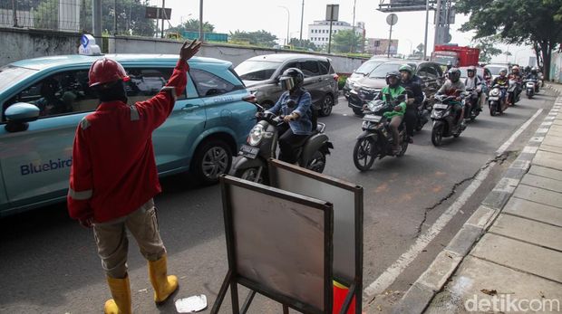 Usai libur panjang Idul Adha, aktivitas masyarakat di Ibu Kota kembali normal. Namun, hal ini juga diiringi dengan 'menu wajib' pagi hari: kemacetan. Salah satu titik yang terdampak adalah ruas Jalan TB Simatupang, tepatnya di kawasan Kebagusan arah Ragunan, Jakarta Selatan.