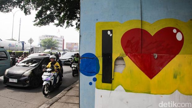Usai libur panjang Idul Adha, aktivitas masyarakat di Ibu Kota kembali normal. Namun, hal ini juga diiringi dengan 'menu wajib' pagi hari: kemacetan. Salah satu titik yang terdampak adalah ruas Jalan TB Simatupang, tepatnya di kawasan Kebagusan arah Ragunan, Jakarta Selatan.