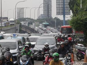 Macet Parah di TB Simatupang Sampai Pencari Nafkah Telat Masuk Kerja Macet Parah di TB Simatupang Sampai Pencari Nafkah Telat Masuk Kerja