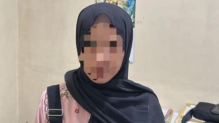 Mahasiswi inisial ST di saat  diamankan polisi terkait problem duit palsu. nekat cetak duit imitasi