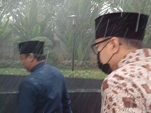 Eks Pejabat Pajak Tersangka KPK Terobos Hujan Deras Usai Diperiksa Eks Pejabat Pajak Tersangka KPK Terobos Hujan Deras Usai Diperiksa