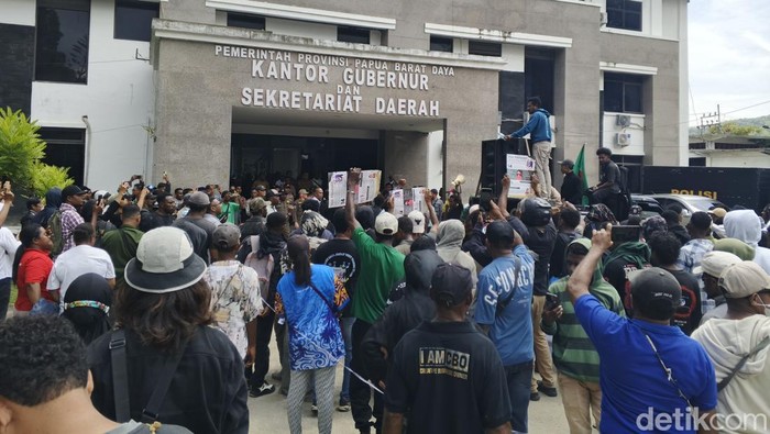 Massa demo terkait kegiatan tambang nikel di Raja Ampat. Massa demo terkait kegiatan tambang nikel di Raja Ampat.