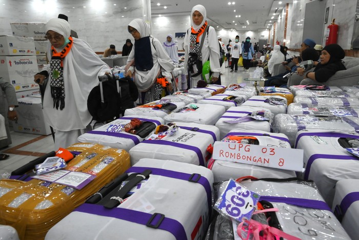 Melihat Persiapan Pemulangan Jemaah Haji Indonesia ke Tanah Air Jamaah haji Indonesia berjalan sambil mendorong kopernya menuju bus di saat pemulangan di Hotel Moro Alalameyah, Makkah, Arab Saudi, Selasa (10/6/2025). Sebanyak tujuh kloter jamaah haji Indonesia gelombang I yang sudah tiba di Madinah pada permulaan Mei 2025, akan pulang ke tanah air pada 11 Juni 2025 yaitu Kloter 01 Embarkasi Ujung Pandang (UPG 01), Kloter 01 Embarkasi Lombok (LOP 01), Kloter 01 Embarkasi Pondok Gede Jakarta (JKG 01), Kloter 02 Embarkasi Ujung Pandang (UPG 02), Kloter 01 Embarkasi Surabaya (SUB 01), Kloter 02 Embarkasi Surabaya (SUB 02), dan Kloter 01 Embarkasi Jakarta (JKS 01). ANTARA FOTO/Andika Wahyu/foc.