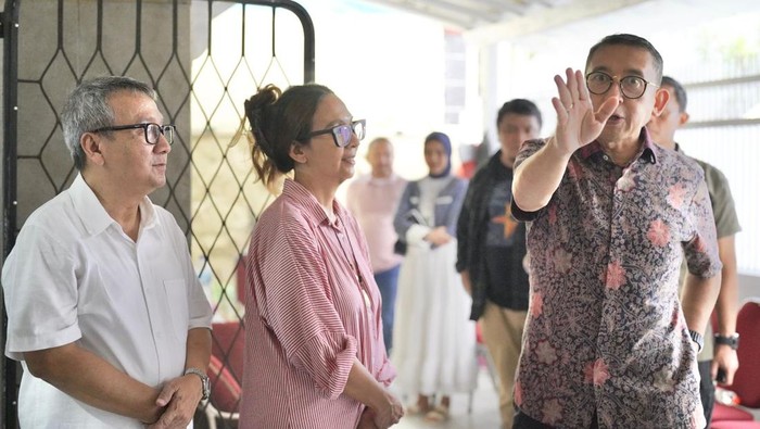 Menteri Kebudayaan Fadli Zon Menteri Kebudayaan Fadli Zon meninjau kediaman keluarga (Alm) Bing Slamet, di Jakarta Pusat. Kedatangan kali ini berniat untuk menindaklanjuti planning dijadikannya Museum Bing Slamet, selaku bentuk penghormatan dan menginginkan pemberian serta kerja sama dari banyak sekali sektor.