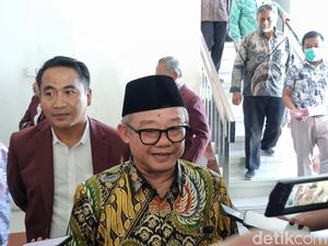 Video Mendikdasmen: Kini Orang Bicara Kasar-Kotor Seakan Biasa Video Mendikdasmen: Kini Orang Bicara Kasar-Kotor Seakan Biasa