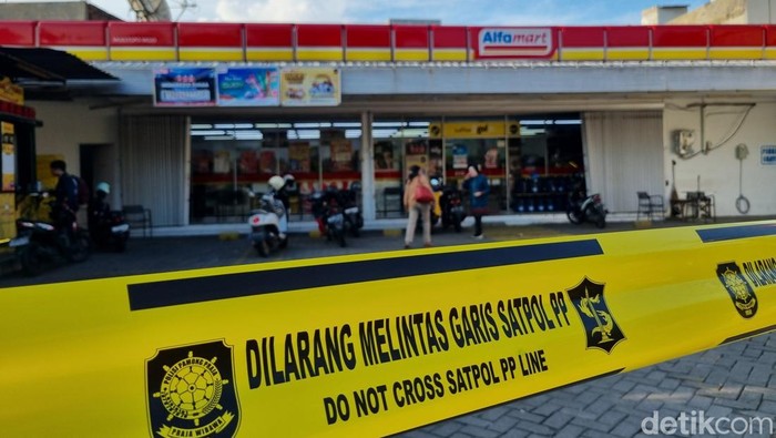 Minimarket di Jalan Dharmahusada yang disegel alasannya tak sediakan jukir resmi berompi.