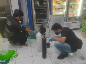 Maling Gagal Bobol Mesin ATM di Depok, Akhirnya Curi Barang-Rokok Maling Gagal Bobol Mesin ATM di Depok, Akhirnya Curi Barang-Rokok