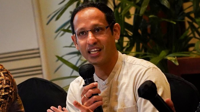 Nadiem Makarim klarifikasi terkait isu pengadaan chromebook Mantan Menteri Pendidikan, Kebudayaan, Riset, dan Teknologi (Mendikbudristek) Nadiem Makarim (tengah) didampingi kuasa hukum Hotman Paris (kanan) dan Mohamad Ali Nurdin (kiri) menjawab pertanyaan wartawan terkait isu pengadaan chromebook di Jakarta, Selasa (10/6/2025). Dalam klarifikasi tersebut mantan Mendikbudristek Nadiem Makarim menyatakan bersikap terbuka dan kooperatif terhadap proses hukum yang sedang berlangsung terkait dugaan penyimpangan dalam programme pengadaan perangkat Teknologi Informasi dan Komunikasi (TIK) untuk sekolah. ANTARA FOTO/Ferlian Septa Wahyusa/nz