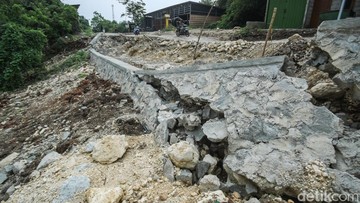 Ngeri! Jalan CBL Cibitung Amblas Lagi, Turap Patah dan Tanah Terus Longsor