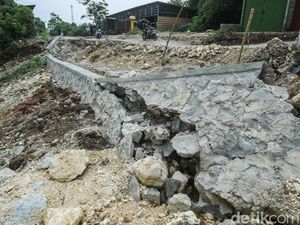 Ngeri! Jalan CBL Cibitung Amblas Lagi, Turap Patah dan Tanah Terus Longsor Ngeri! Jalan CBL Cibitung Amblas Lagi, Turap Patah dan Tanah Terus Longsor
