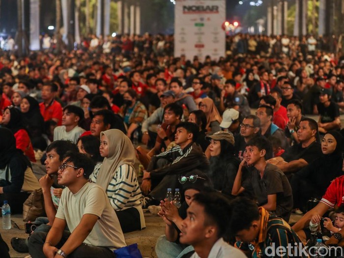 Sejumlah suporter Timnas Indonesia menyaksikan pertandingan Jepang vs Indonesia di SUGBK, Jakarta, Selasa (10/6/2025).