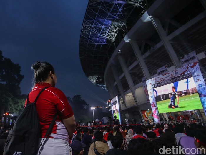 Sejumlah suporter Timnas Indonesia menyaksikan pertandingan Jepang vs Indonesia di SUGBK, Jakarta, Selasa (10/6/2025).