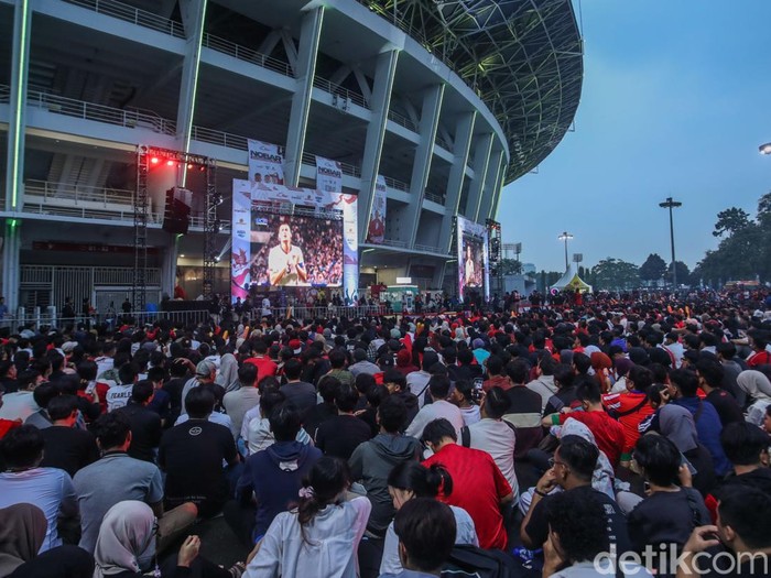 Sejumlah suporter Timnas Indonesia menyaksikan pertandingan Jepang vs Indonesia di SUGBK, Jakarta, Selasa (10/6/2025).