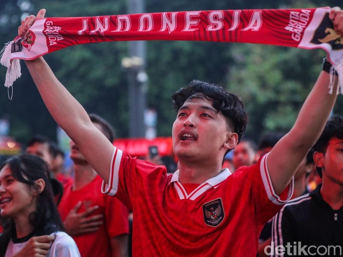 Sejumlah suporter Timnas Indonesia menyaksikan pertandingan Jepang vs Indonesia di SUGBK, Jakarta, Selasa (10/6/2025).