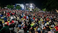 Warga menyaksikan pertandingan Kualifikasi Piala Dunia 2026 putaran ketiga Zona Asia antara Timnas Indonesia melawan Jepang melalui videotron di Balai Kota, Solo, Jawa Tengah, Selasa (10/6/2025). (ANTARA FOTO/Mohammad Ayudha)