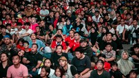 Pemkot Solo menggelar nonton bareng untuk mendukung Timnas Indonesia yang dihadiri ribuan warga. (ANTARA FOTO/Mohammad Ayudha)