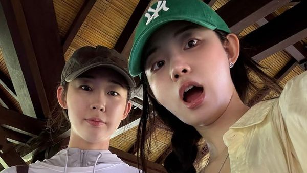 8 Gaya Pemain Resident Playbook Liburan di Bali, Go Yoon Jung Pergi Shopping