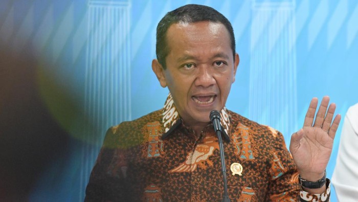 Pemerintah cabut empat IUP Nikel Raja Ampat Menteri Energi dan Sumber Daya Mineral (ESDM) Bahlil Lahadalia (tengah) bareng Menteri Sekretaris Negara, Prasetyo Hadi (kanan) dan Sekretaris Kabinet Teddy Indra Wijaya (kiri) bersiap menyodorkan keterangan terkait izin tambang nikel Kepulauan Raja Ampat di Kantor Kepresidenan, Jakarta, Selasa (10/6/2025). Pemerintah mencabut empat izin jerih payah pertambangan (IUP) nikel di Kabupaten Raja Ampat, Papua Barat Daya, antara lain milik PT Anugerah Surya Pratama (PT ASP) di Pulau Manuran, PT Kawei Sejahtera Mining (PT KSM) di Pulau Kawei, PT Mulia Raymond Perkasa (MRP) di Pulau Manyaifun dan Pulau Batang Pele. Serta PT Nurham Pulau Waegeo alasannya yakni didapatkan sejumlah pelanggaran. ANTARA FOTO/Aditya Pradana Putra/nz