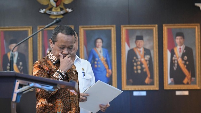 Pemerintah cabut empat IUP Nikel Raja Ampat Menteri Energi dan Sumber Daya Mineral (ESDM) Bahlil Lahadalia (tengah) bareng Menteri Sekretaris Negara, Prasetyo Hadi (kanan) dan Sekretaris Kabinet Teddy Indra Wijaya (kiri) bersiap menyodorkan pemberitahuan terkait izin tambang nikel Kepulauan Raja Ampat di Kantor Kepresidenan, Jakarta, Selasa (10/6/2025). Pemerintah mencabut empat izin kerja keras pertambangan (IUP) nikel di Kabupaten Raja Ampat, Papua Barat Daya, antara lain milik PT Anugerah Surya Pratama (PT ASP) di Pulau Manuran, PT Kawei Sejahtera Mining (PT KSM) di Pulau Kawei, PT Mulia Raymond Perkasa (MRP) di Pulau Manyaifun dan Pulau Batang Pele. Serta PT Nurham Pulau Waegeo sebab didapatkan sejumlah pelanggaran. ANTARA FOTO/Aditya Pradana Putra/nz