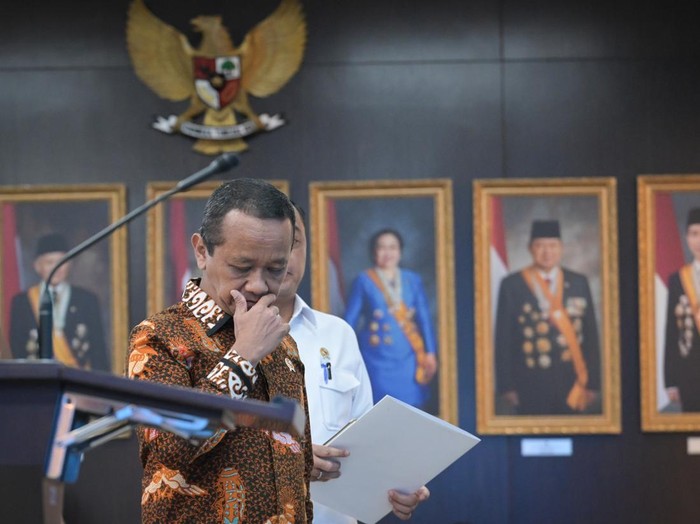 Menteri Energi dan Sumber Daya Mineral (ESDM) Bahlil Lahadalia (tengah) bareng  Menteri Sekretaris Negara, Prasetyo Hadi (kanan) dan Sekretaris Kabinet Teddy Indra Wijaya (kiri) bersiap menyodorkan pemberitahuan  terkait izin tambang nikel Kepulauan Raja Ampat di Kantor Kepresidenan, Jakarta, Selasa (10/6/2025). Pemerintah mencabut empat izin kerja keras pertambangan (IUP) nikel di Kabupaten Raja Ampat, Papua Barat Daya, antara lain milik PT Anugerah Surya Pratama (PT ASP) di Pulau Manuran, PT Kawei Sejahtera Mining (PT KSM) di Pulau Kawei, PT Mulia Raymond Perkasa (MRP) di Pulau Manyaifun dan Pulau Batang Pele. Serta PT Nurham Pulau Waegeo alasannya merupakan didapatkan sejumlah pelanggaran. ANTARA FOTO/Aditya Pradana Putra/nz
