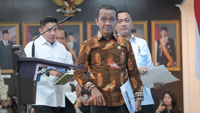 Pemerintah cabut empat IUP Nikel Raja Ampat Menteri Energi dan Sumber Daya Mineral (ESDM) Bahlil Lahadalia (tengah) bareng Menteri Sekretaris Negara, Prasetyo Hadi (kanan) dan Sekretaris Kabinet Teddy Indra Wijaya (kiri) bersiap menyodorkan keterangan terkait izin tambang nikel Kepulauan Raja Ampat di Kantor Kepresidenan, Jakarta, Selasa (10/6/2025). Pemerintah mencabut empat izin jerih payah pertambangan (IUP) nikel di Kabupaten Raja Ampat, Papua Barat Daya, antara lain milik PT Anugerah Surya Pratama (PT ASP) di Pulau Manuran, PT Kawei Sejahtera Mining (PT KSM) di Pulau Kawei, PT Mulia Raymond Perkasa (MRP) di Pulau Manyaifun dan Pulau Batang Pele. Serta PT Nurham Pulau Waegeo alasannya didapatkan sejumlah pelanggaran. ANTARA FOTO/Aditya Pradana Putra/nz