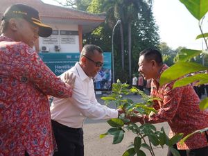 Pemkab Mojokerto Reboisasi 182 Sekolah Adiwiyata dan 12 Desa Berseri Pemkab Mojokerto Reboisasi 182 Sekolah Adiwiyata dan 12 Desa Berseri