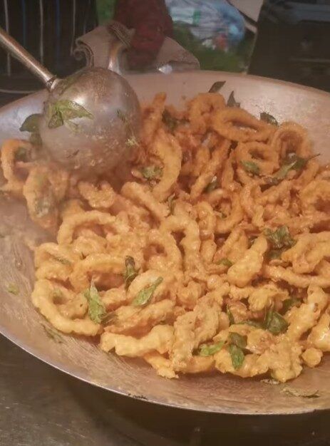 Pesanan Cumi Goreng Tidak Panas, Pelanggan Nekat Lempar ke Penjual!