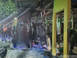 Satpol PP Cianjur Bongkar 4 Kios Ilegal di Atas Saluran Air