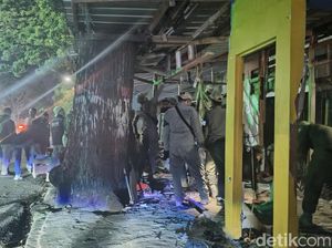 Satpol PP Cianjur Bongkar 4 Kios Ilegal di Atas Saluran Air Satpol PP Cianjur Bongkar 4 Kios Ilegal di Atas Saluran Air
