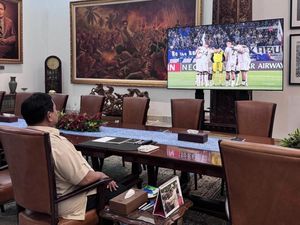 Prabowo Nonton Laga Timnas Indonesia Vs Jepang dari Layar Kaca Prabowo Nonton Laga Timnas Indonesia Vs Jepang dari Layar Kaca