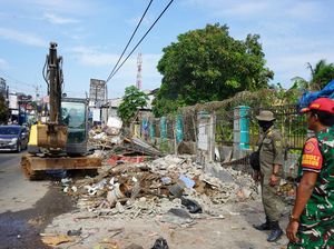 Satpol PP Bogor Tertibkan 142 Bangunan Liar di Citeureup dan Babakan Madang Satpol PP Bogor Tertibkan 142 Bangunan Liar di Citeureup dan Babakan Madang