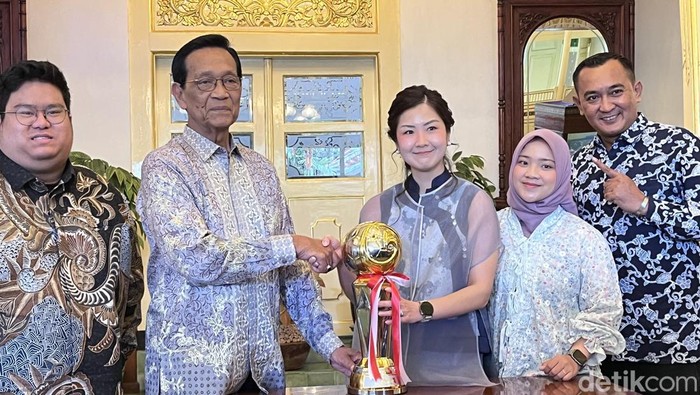 PSIM Jogja di saat  menyerahkan replika trofi Liga 2 ke Sultan HB X di Kantor Gubernur Kepatihan, Kota Jogja, Selada (10/6/2025).