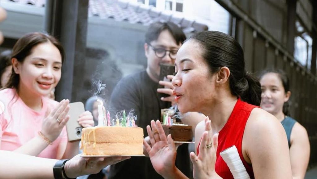 Happy Birthday Yura Yunita! Nagita Slavina Beri Kejutan di Lapangan Tenis Happy Birthday Yura Yunita! Nagita Slavina Beri Kejutan di Lapangan Tenis