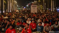 Suporter tampak tegang menyaksikan laga. Timnas sudah dipastikan lanjut ke ronde 4, sementara Jepang telah mengunci tiket putaran final dan posisi juara grup. 