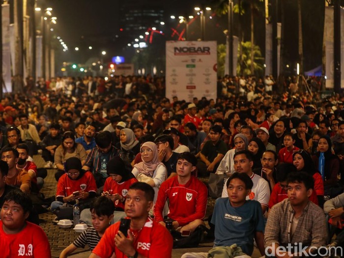 Sejumlah suporter Timnas Indonesia menyaksikan pertandingan Jepang vs Indonesia di SUGBK, Jakarta, Selasa (10/6/2025).