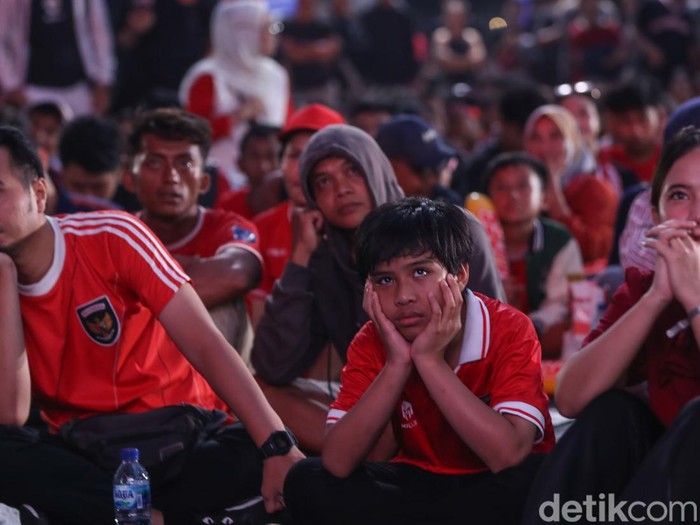Sejumlah suporter Timnas Indonesia menyaksikan pertandingan Jepang vs Indonesia di SUGBK, Jakarta, Selasa (10/6/2025).