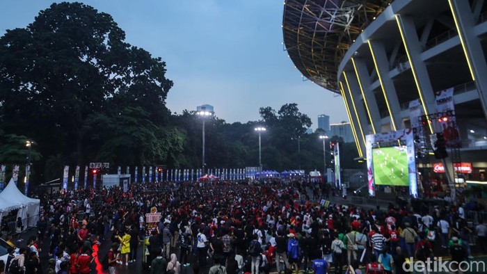 Sejumlah suporter Timnas Indonesia menyaksikan pertandingan Jepang vs Indonesia di SUGBK, Jakarta, Selasa (10/6/2025).