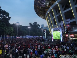 Sejumlah suporter Timnas Indonesia menyaksikan pertandingan Jepang vs Indonesia di SUGBK, Jakarta, Selasa (10/6/2025).