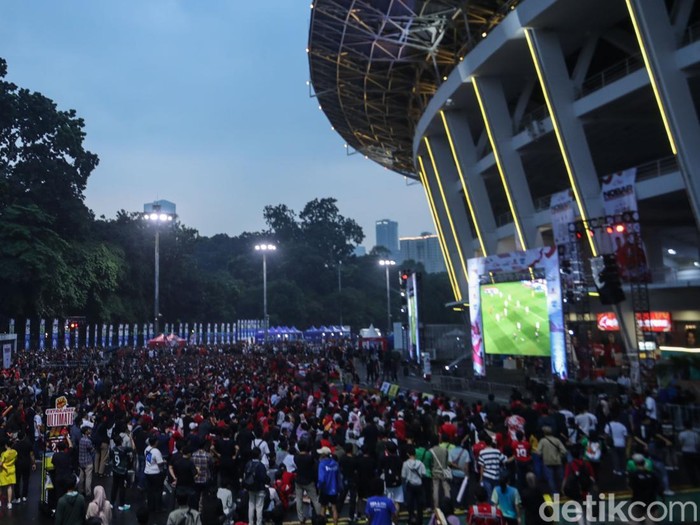Sejumlah suporter Timnas Indonesia menyaksikan pertandingan Jepang vs Indonesia di SUGBK, Jakarta, Selasa (10/6/2025).