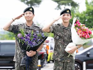 RM dan V BTS Akhirnya Pulang Wamil, Comeback BTS di Depan Mata RM dan V BTS Akhirnya Pulang Wamil, Comeback BTS di Depan Mata