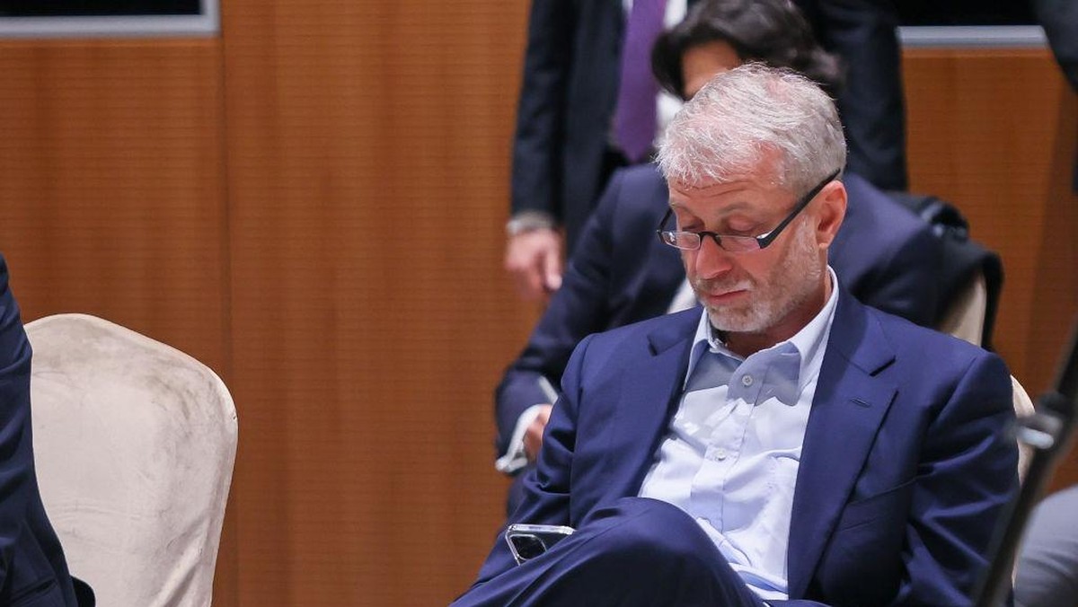 Roman Abramovich tak lagi tertarik dengan sepakbola (Anadolu Agency via Getty Images/Anadolu)