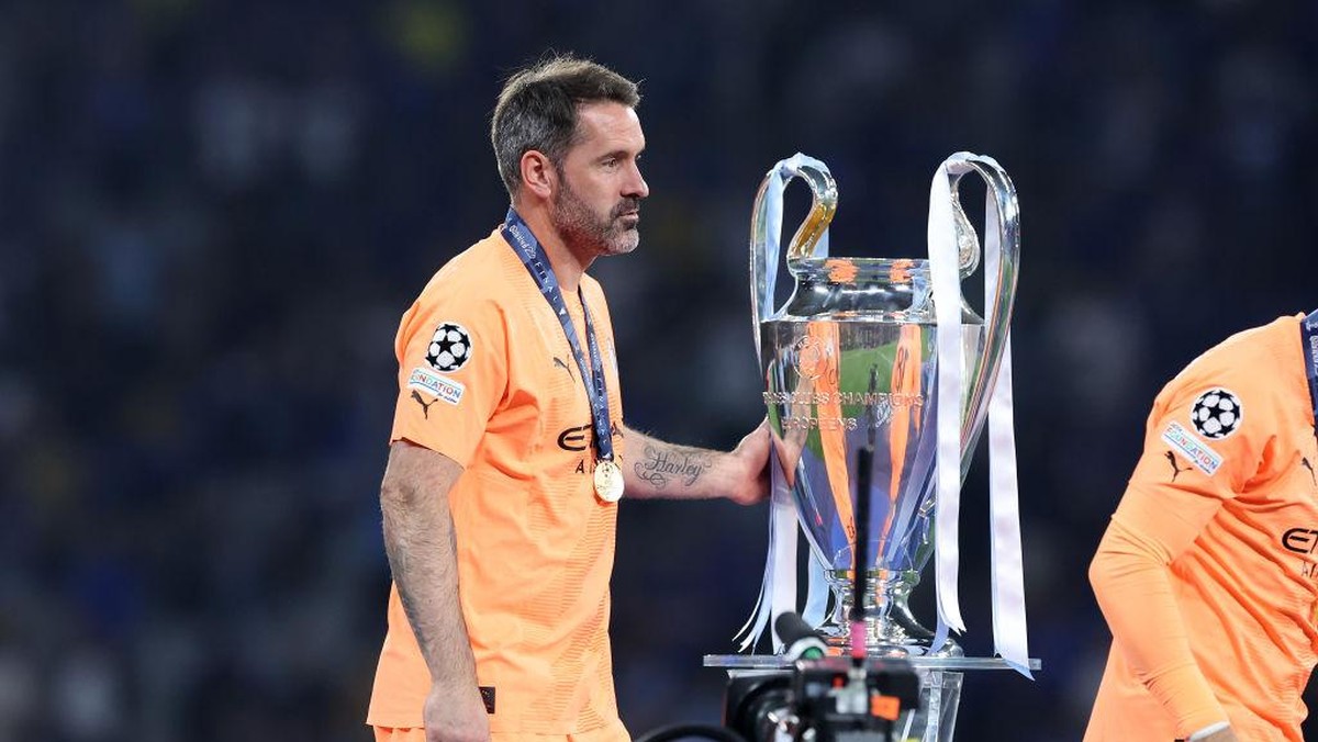 Scott Carson memegang trofi Liga Champions usai Manchester City mengalahkan Inter Milan di final pada 2023 silam. Foto: Getty Images/Alex Livesey - Danehouse